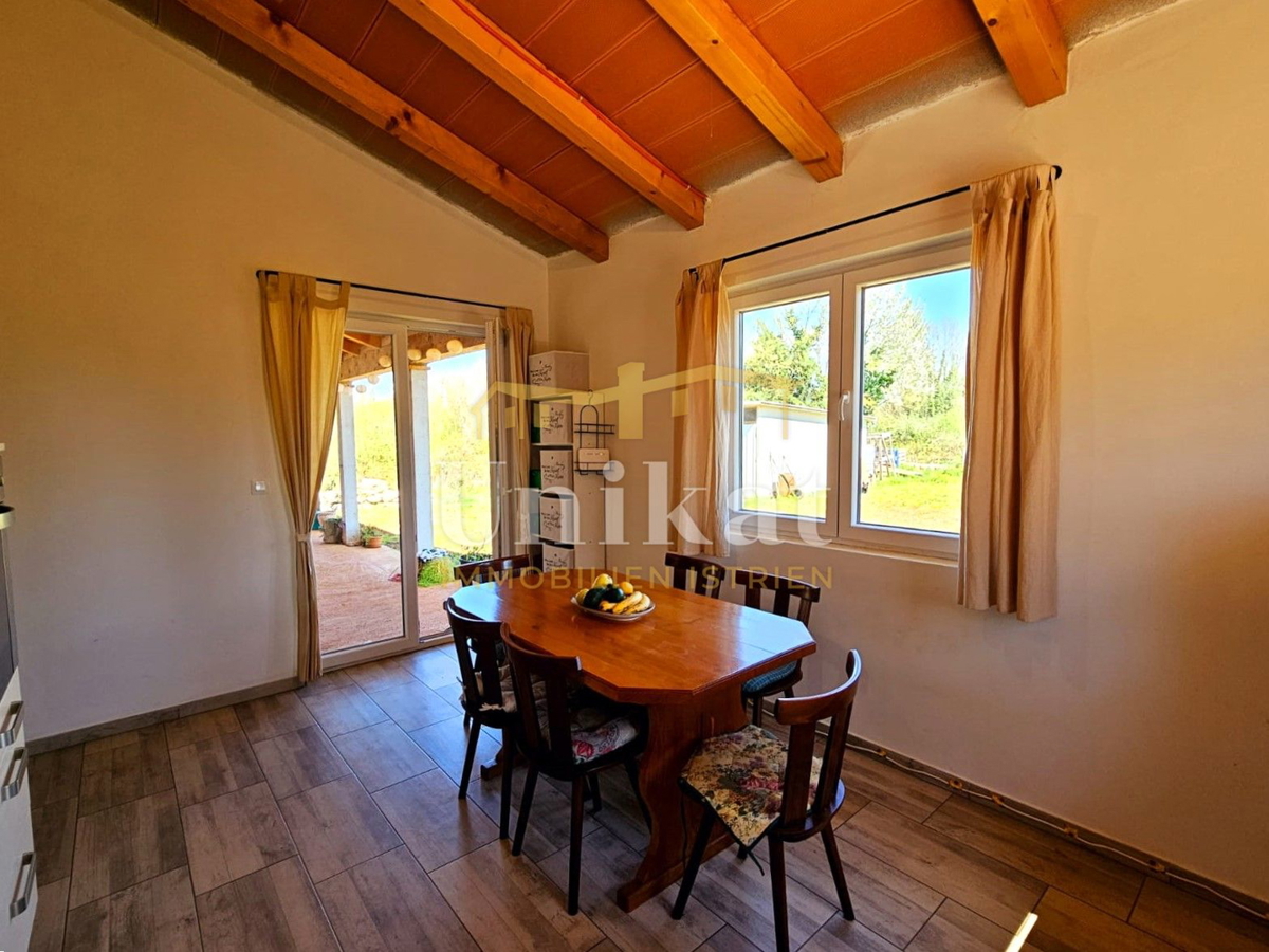 Pritlična hiša brez sosedov 10 km od Poreča - velika vrtna površina